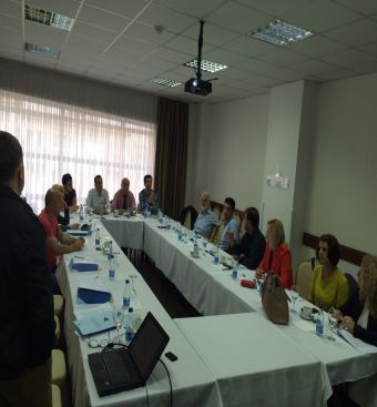 Agjencia kosovare për standardizim (AKS), përveç aktiviteteve administrative të përditshme në miratim të standardeve, ka filluar të përkujdeset edhe për implementimin e tyre. Forma më e mirë e implementimit të standardeve është trajnimi i bizneseve për përdorimin e tyre.